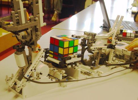 Robot solving the Rubik's cube